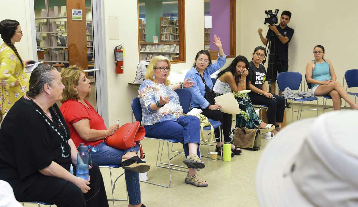 An Ecomadres meeting Saturday at the Joe A. Guerra Laredo Public Library addressed issues affecting the health of Latino children and families such as clean air, climate and toxins.