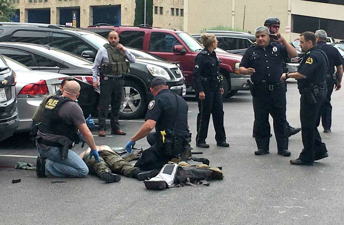 Masked gunman dies in attack on courthouse