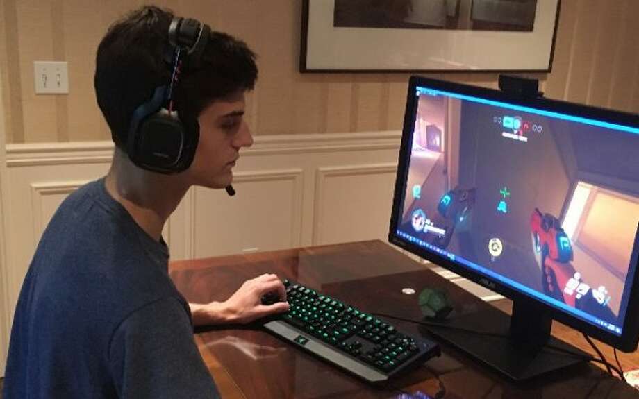 New Game Hunter Rhs Student Starts Esports Club League The