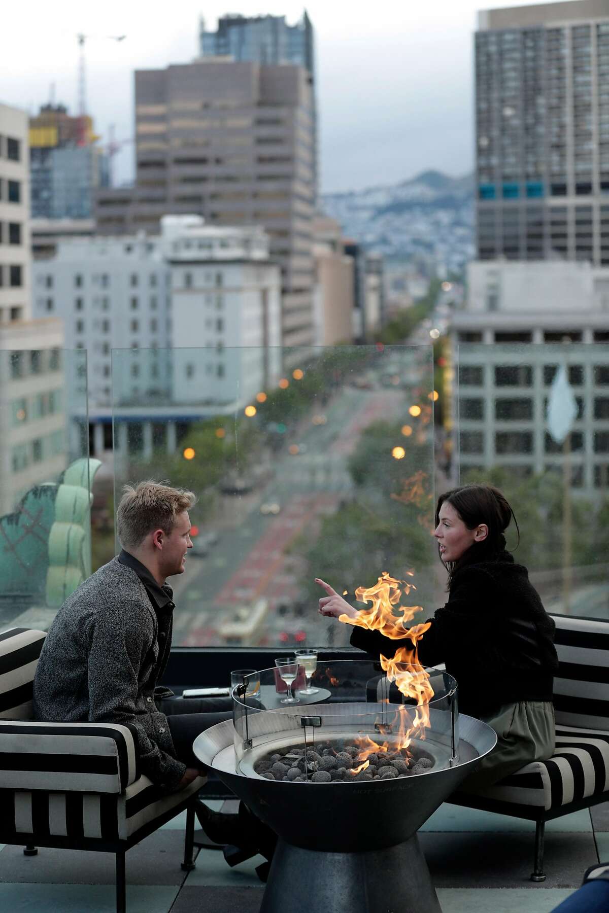 夏尔曼(Charmaine’s)， 5月，旧金山Proper酒店的屋顶酒吧兼酒廊，可以俯瞰市场街。