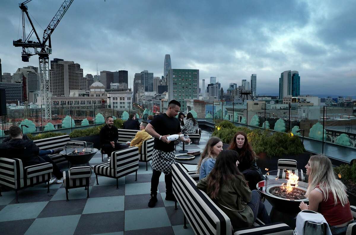 Charmaine’s是旧金山Proper酒店的屋顶酒吧兼酒廊，可以俯瞰市场街。