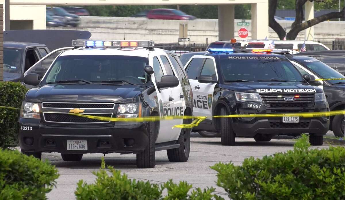 Car jacking suspect shot by police outside Burger King in southwest Houston