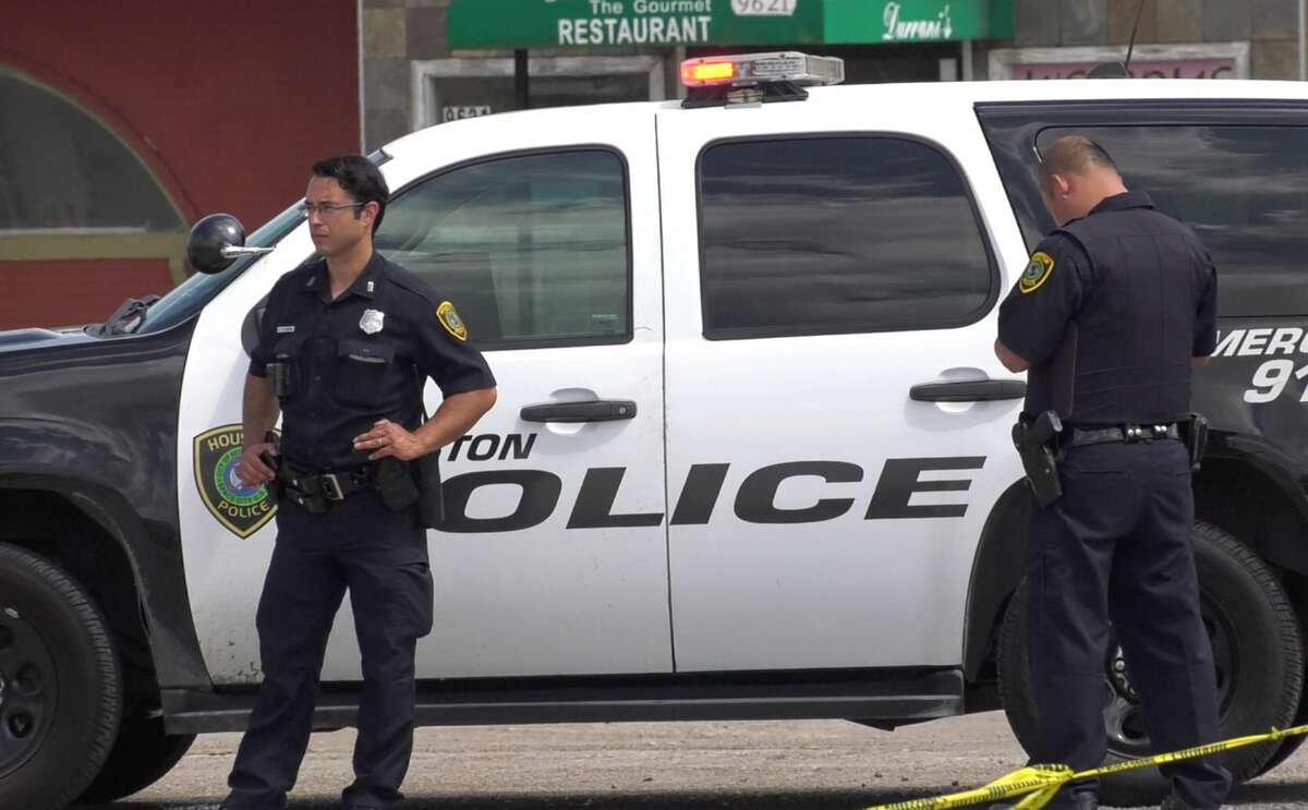 Armed man suspected in car jacking shot by Houston police outside Burger King
