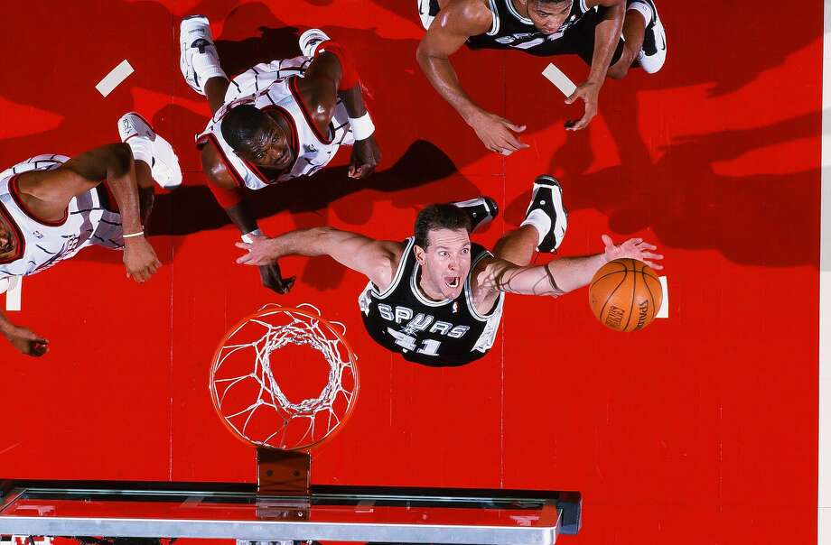 Will Perdue of the San Antonio Spurs takes a shot during the game against the Houston Rockets on March 2, 1999, at Compaq Center in Houston. Photo: The Sporting News Via Getty Images / 1999 Sporting News
