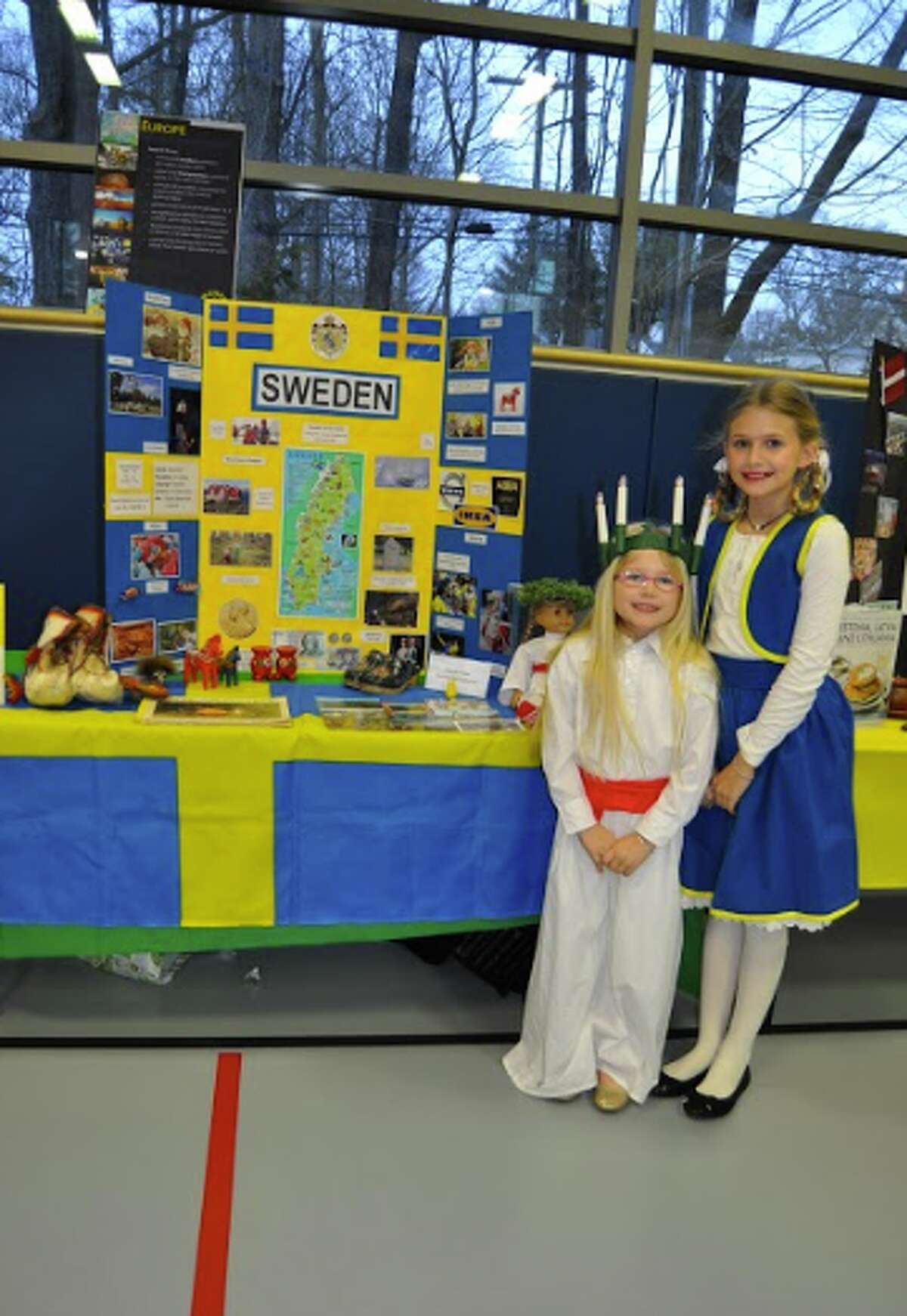 Darien's Tokeneke School holds around the world celebration