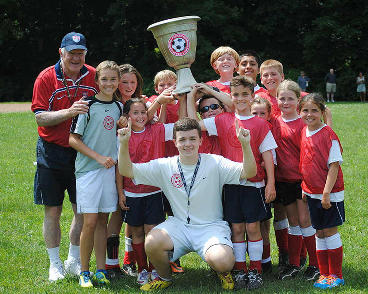 New Canaan and Darien youth football players enjoy New York Giants camp