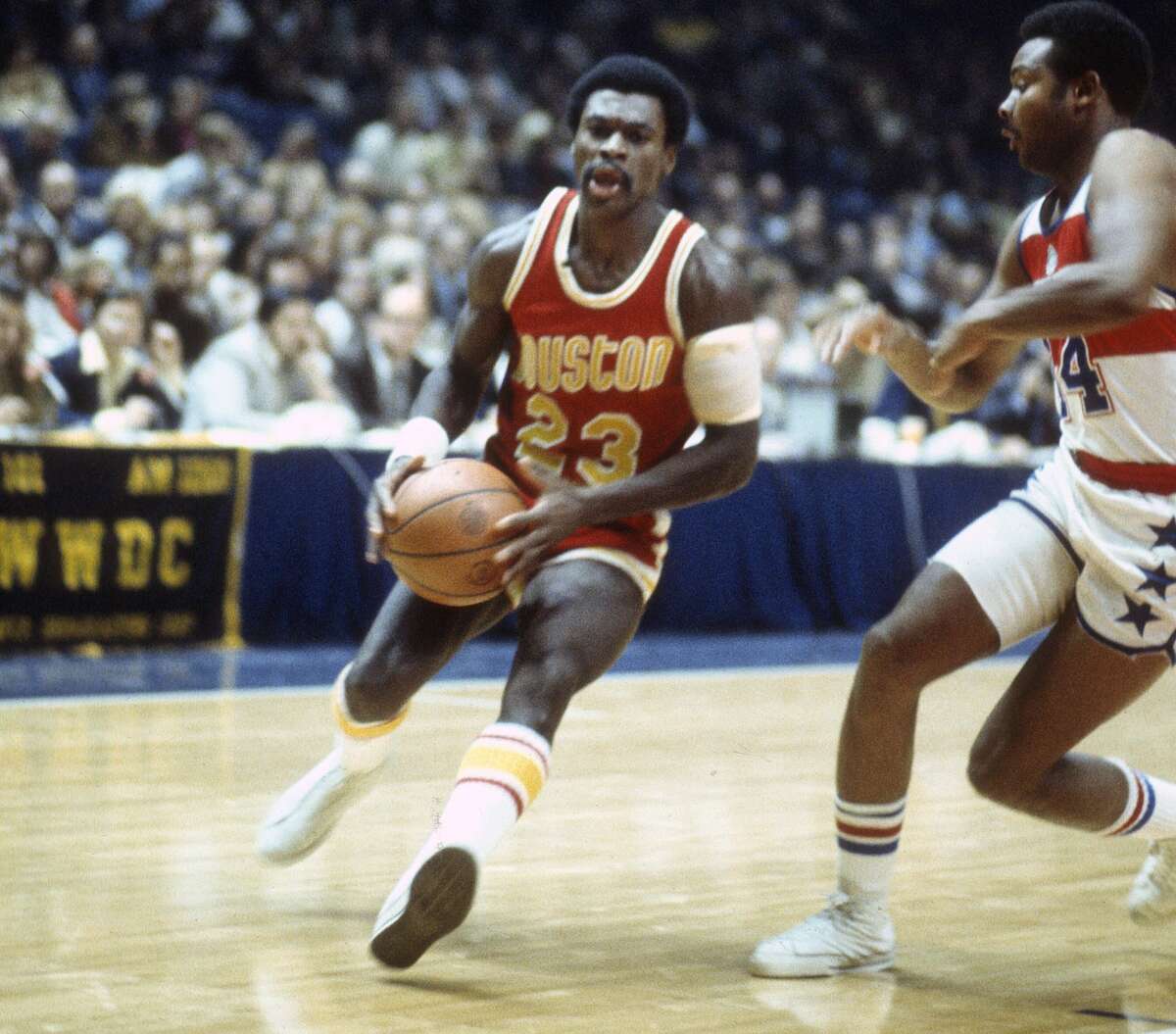 1972-76: New font In their second season in Houston, the Rockets kept the colors on the jerseys the same (yellow letters and numerals) but changed the font with the now-familiar slanted team name across the top instead of the name being curved around the jersey number.