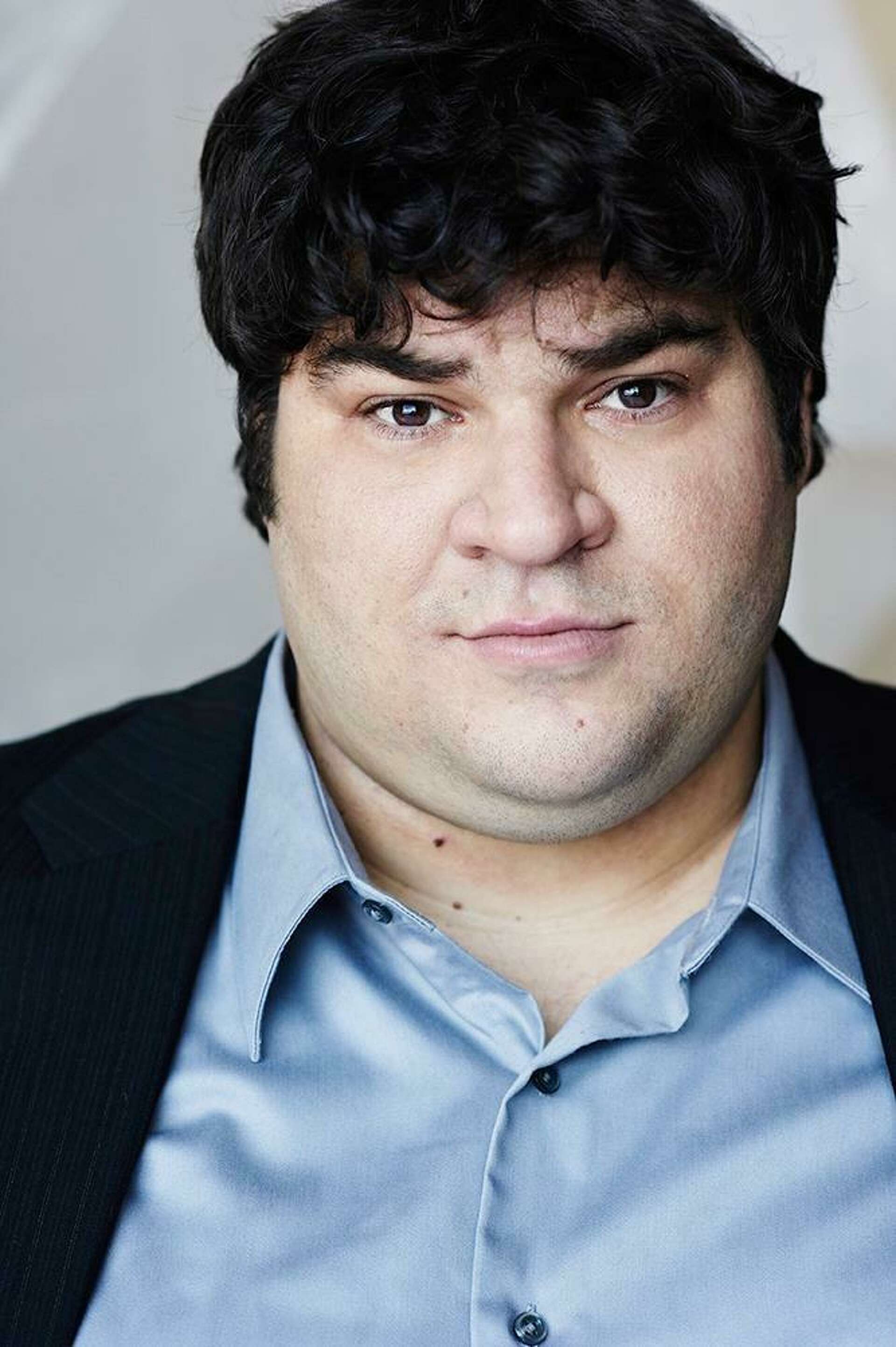 Actor with New Haven/Durham roots plays JoJo the Whale at Shubert, image size:1920x2884