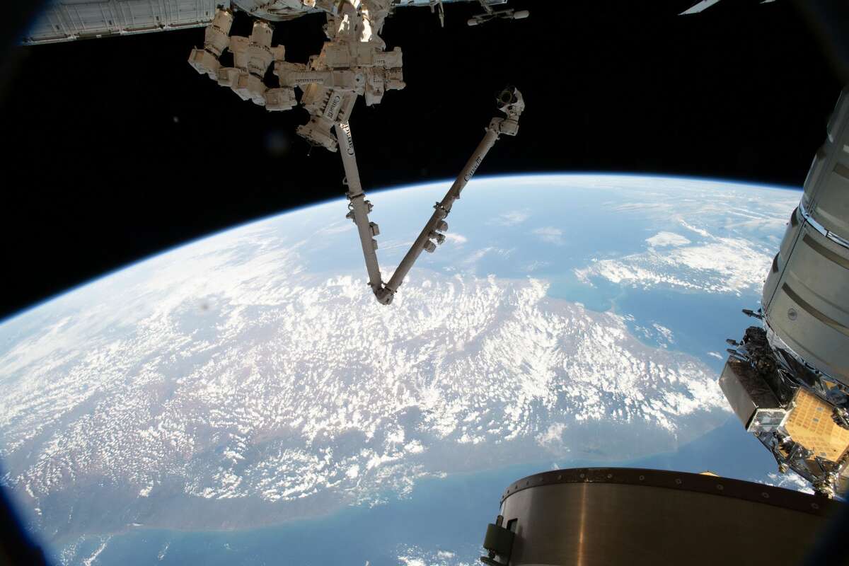 (Jan. 26, 2019) --- The International Space Station's Canadarm2 robotic arm and its Dextre robotic hand are seen as the orbital complex flew 252 miles above the Arabian Sea off the coast of India.