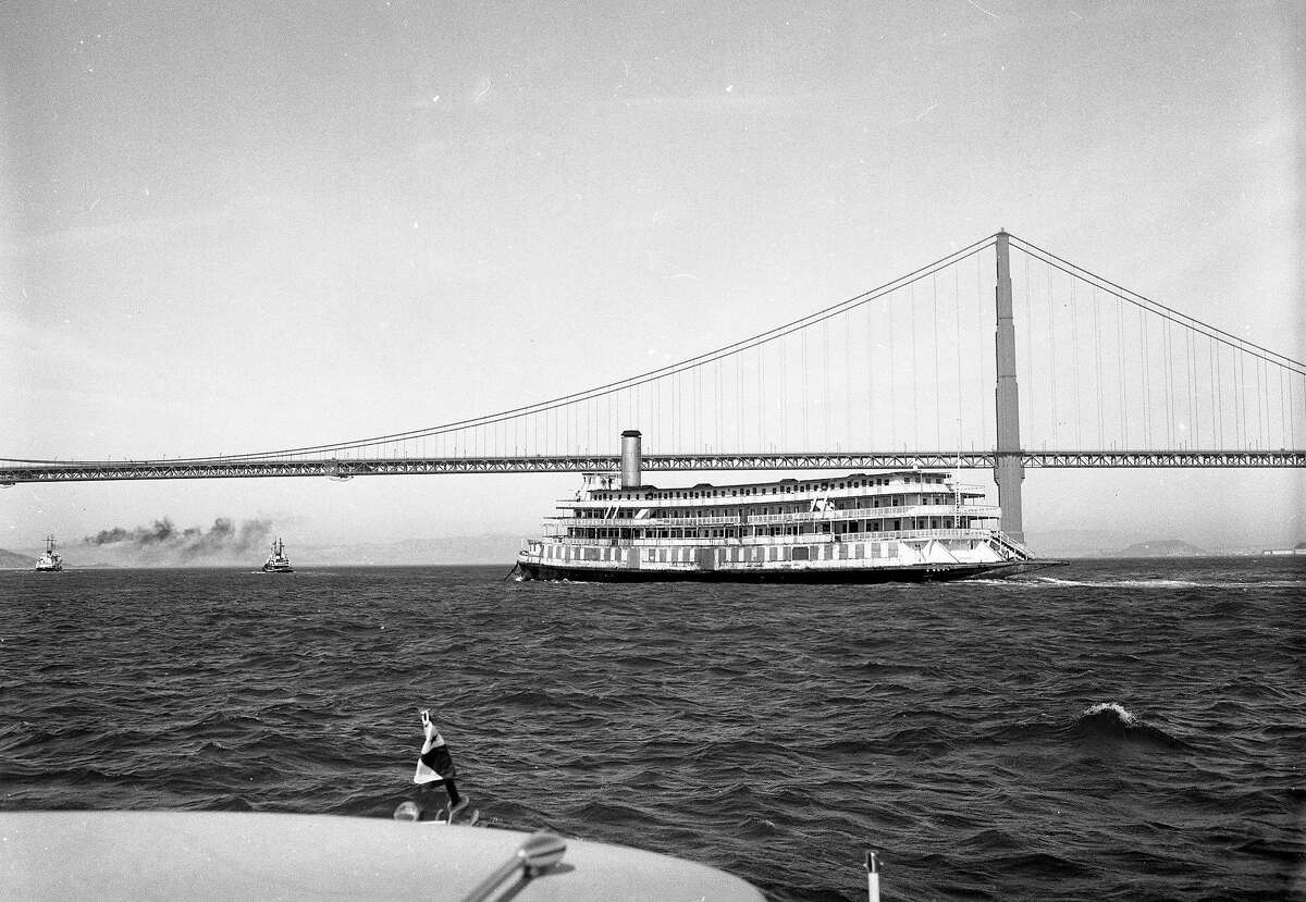 1959年，三角洲国王号从不列颠哥伦比亚省返航时从金门大桥下经过
