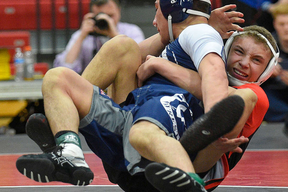 New Canaan’s Justin Mastroianni (red) defeated Wilton's Nick Rende (blue) 3-2 in the 126-pound final at last spring’s FCIAC wrestling championships in New Canaan. — Matthew Brown/Hearst Connecticut Media photo