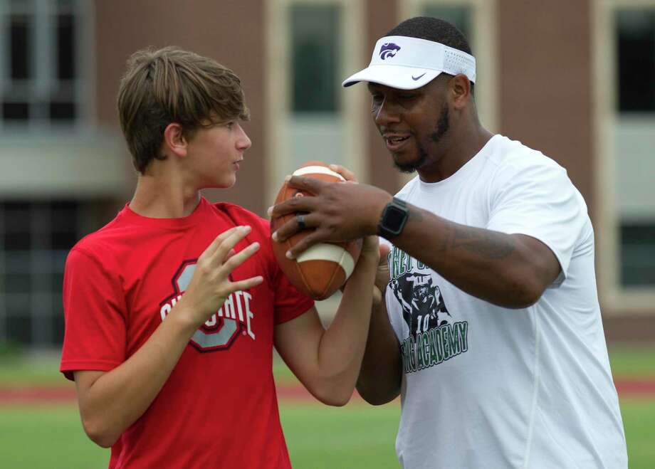 Football Former Star Quarterbacks Assist With Passing Academy