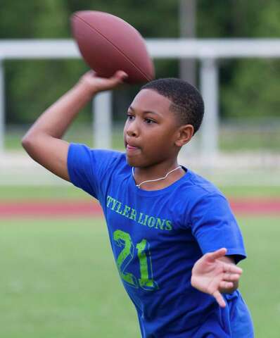 Football Former Star Quarterbacks Assist With Passing Academy