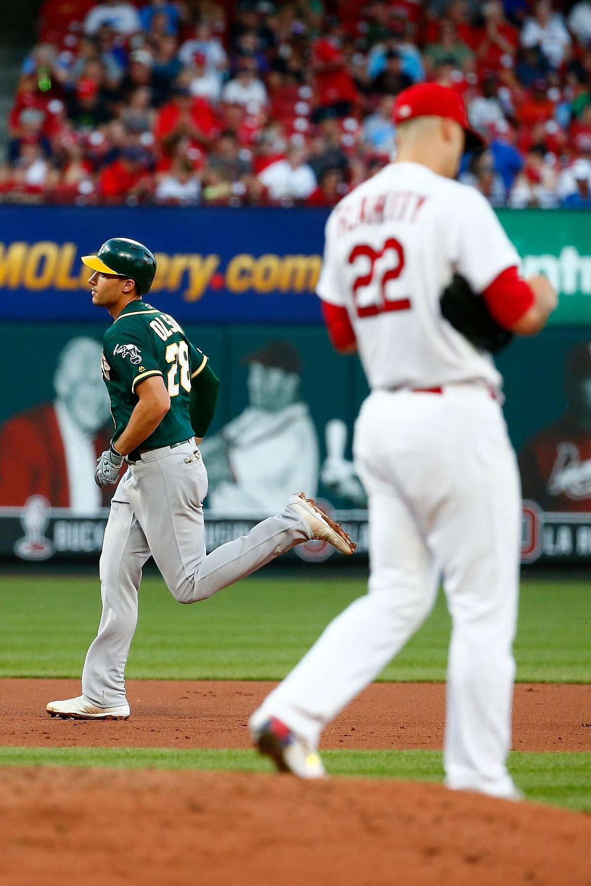 Ovation for A's Stephen Piscotty upon return to St. Louis