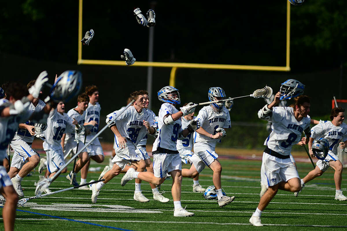 The Darien Blue Wave celebrates after beaying Wilton for the CIAC Class L championship on Saturday. — Erik Trautmann/Hearst Connecticut Media