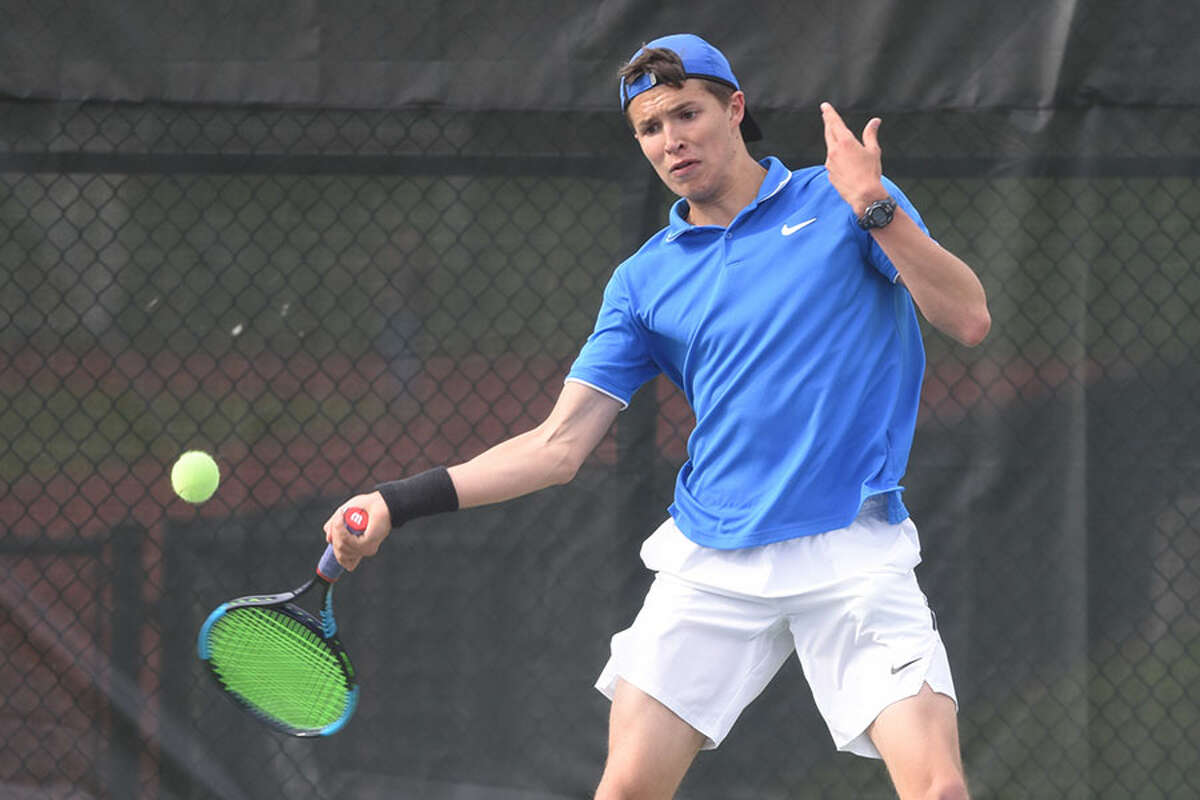 Darien's Michael Karr in action during a tennis match this season. — Dave Stewart/Hearst Connecticut Media