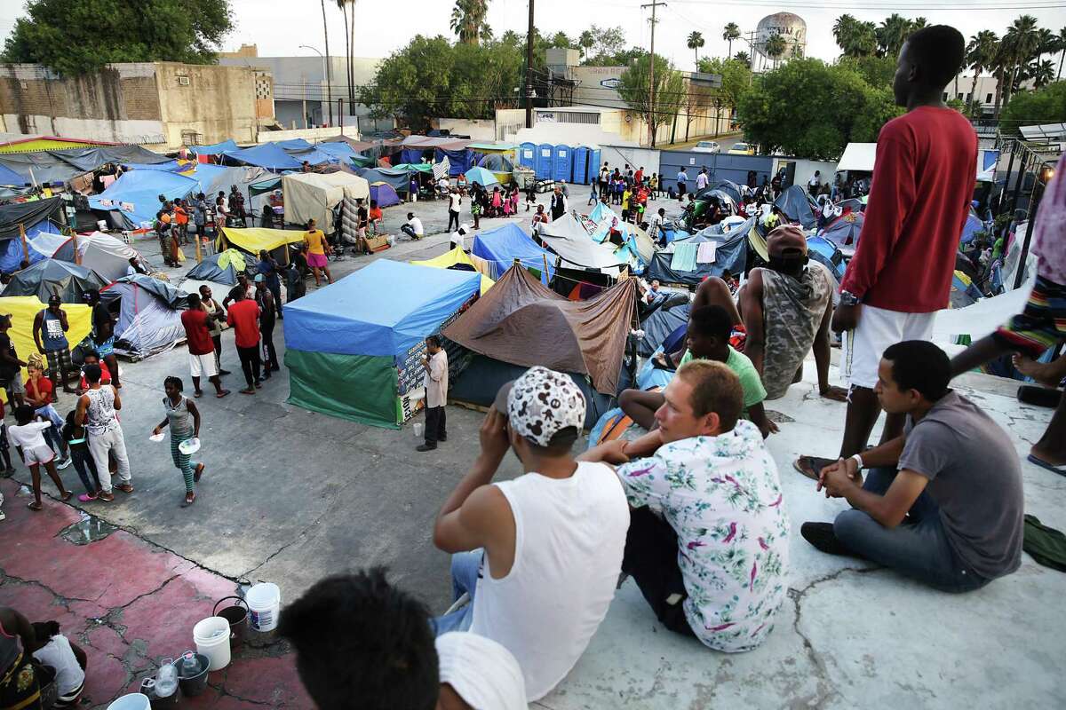 ARCHIVO — Inmigrantes esperan respuesta a su solicitud de asilo político en el albergue municipal de Nuevo Laredo, México, el miércoles 15 de mayo de 2019. El albergue cuenta con capacidad para 250 personas, y actualmente aloja a 700 personas.