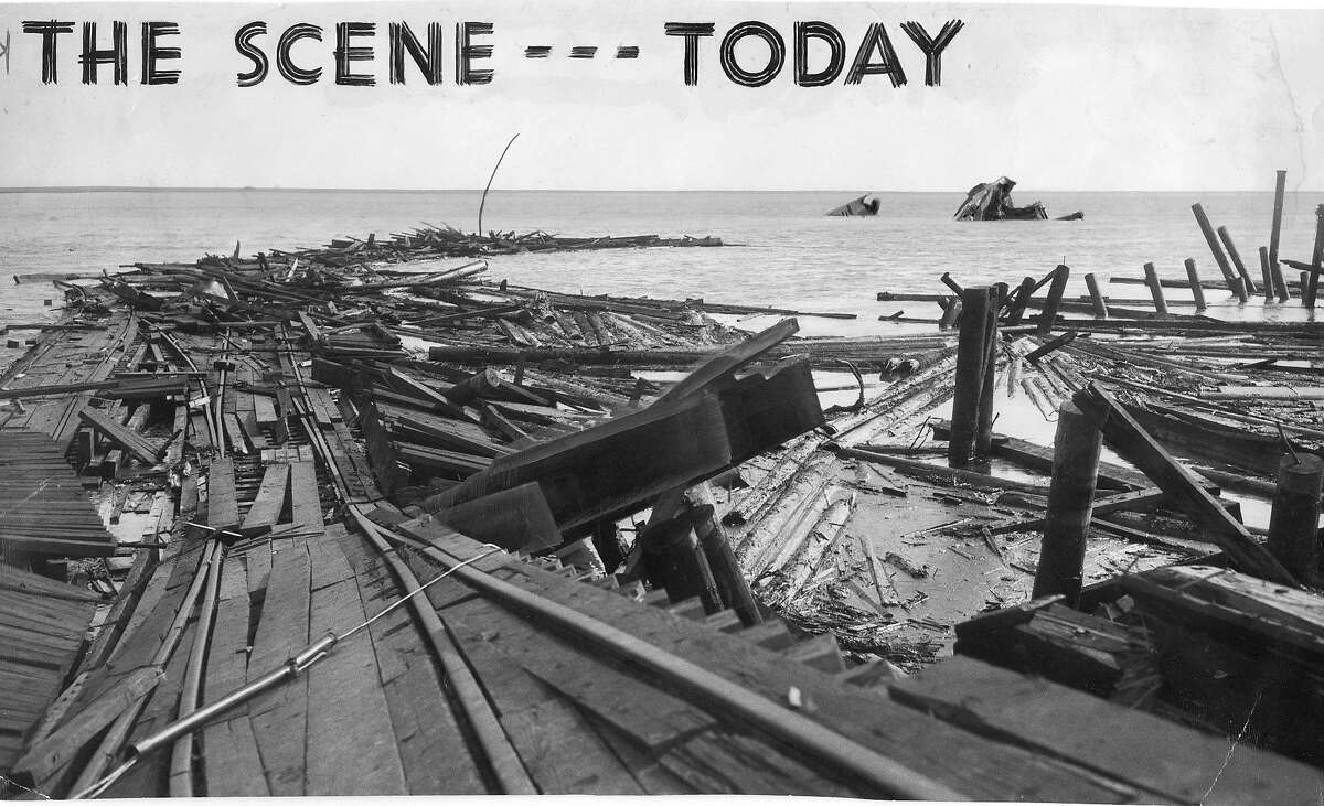 芝加哥港弹药爆炸现场，1944年7月18日，两艘弹药船的残骸在水里…前景是码头破碎的残骸和铁路设备和设施。照片拍摄于1944年7月19日，第8页