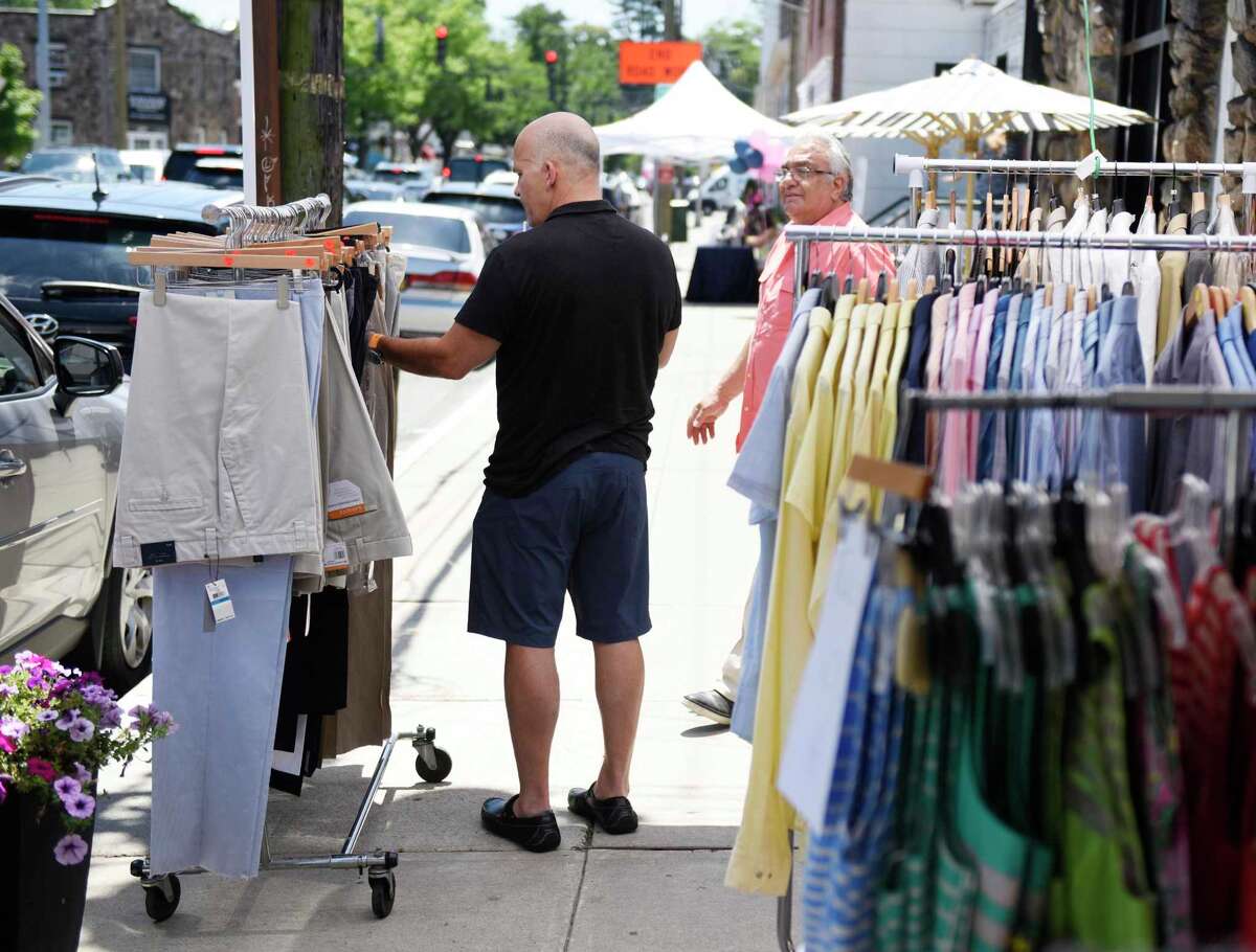 Shoppers hit Old Greenwich Sidewalk Sales