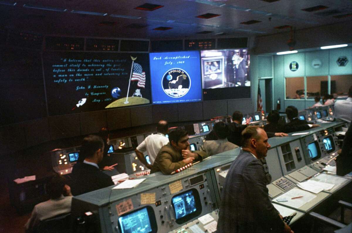 Step Back in Time: Apollo-era Mission Control room newly restored for ...