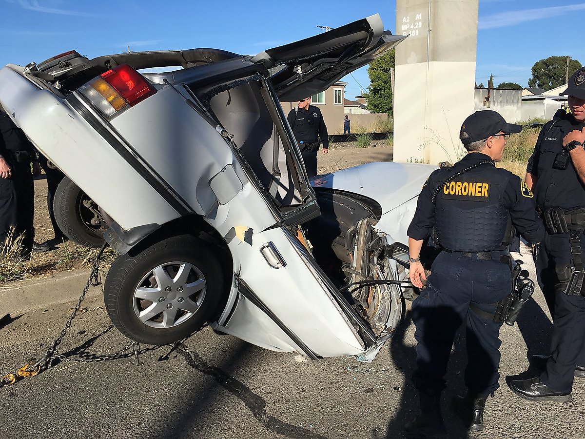 Driver killed in street racing crash in Oakland