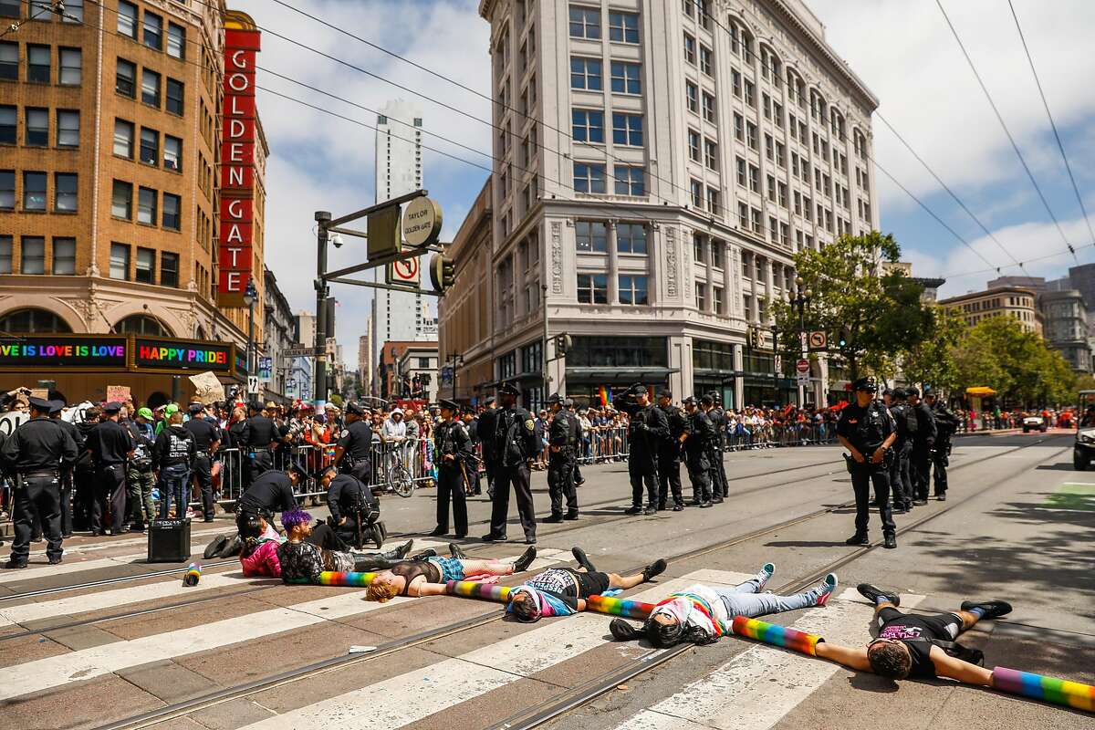 6月30日，在美国加州旧金山，示威者穿过市场街，试图阻止一年一度的同性恋大游行。该组织反对警察，反对参与游行的合作。