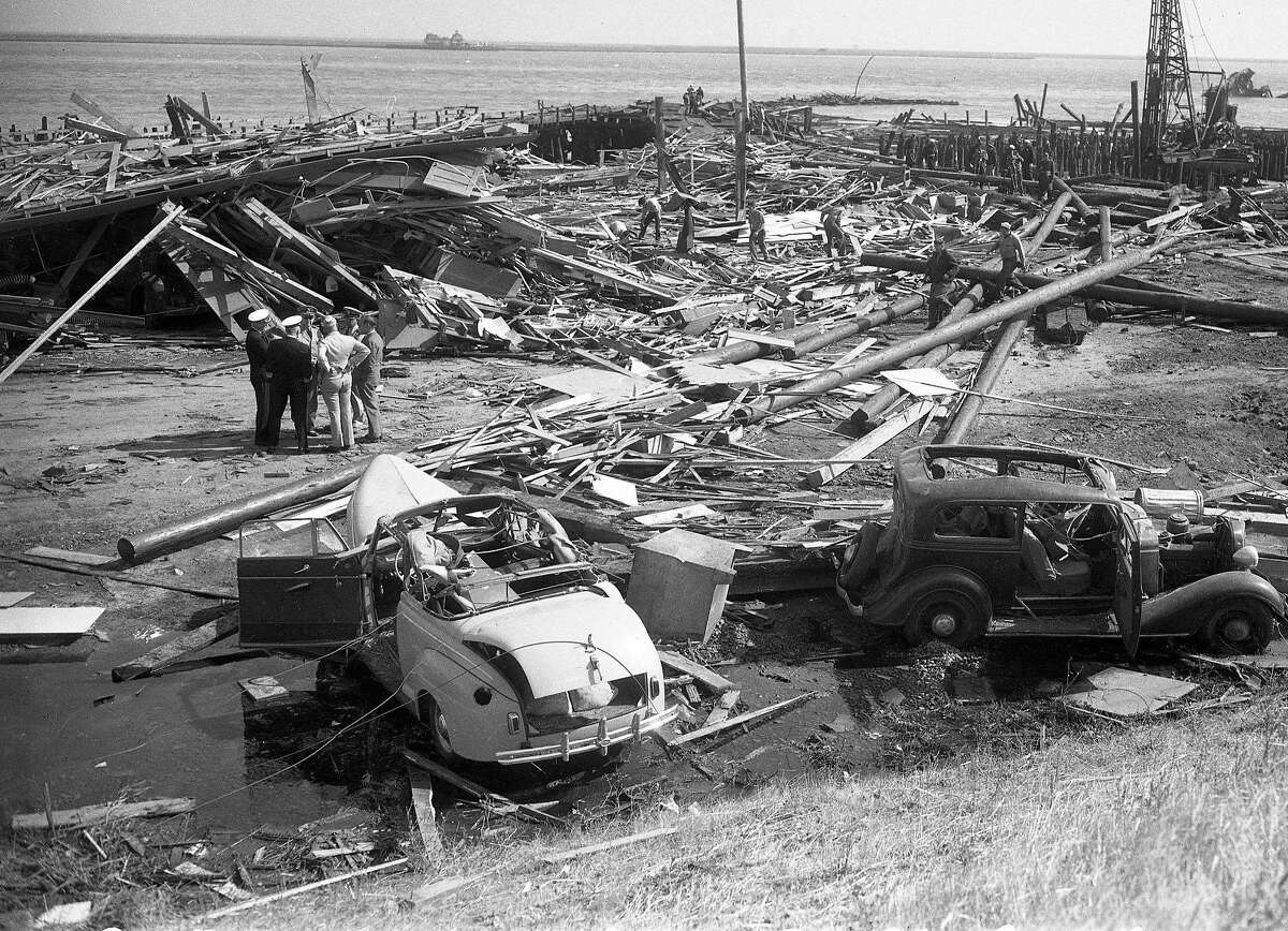 芝加哥港在装载弹药时发生爆炸，造成320人死亡。1944年7月17日