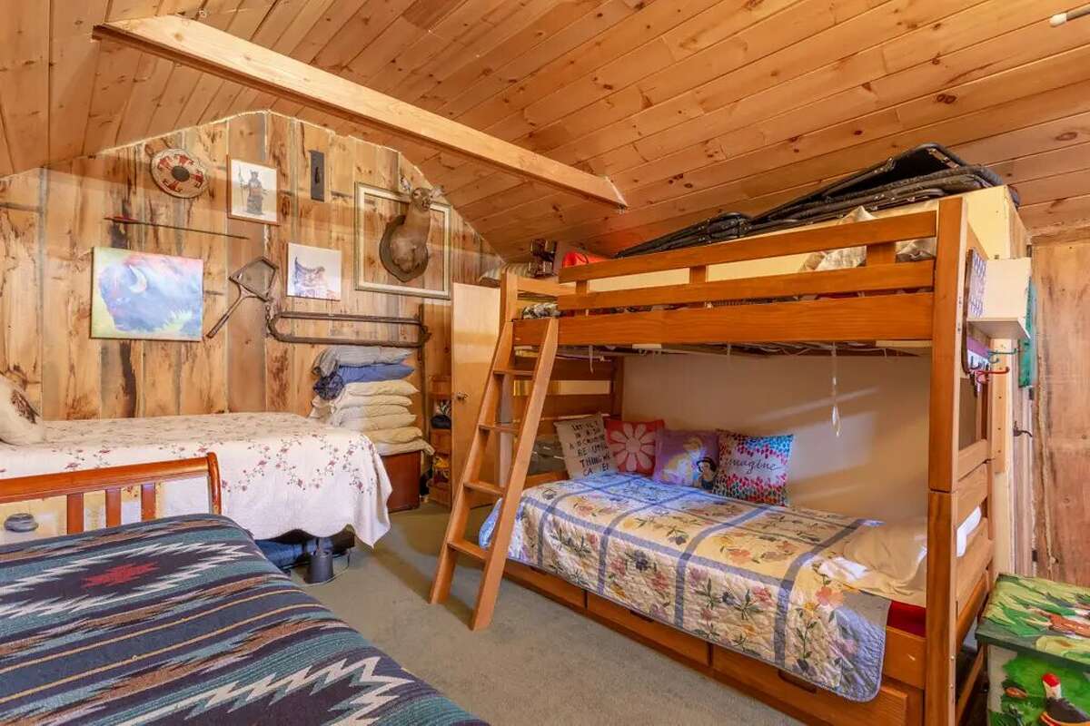 Bluebird Farm Barn Loft - Willington $30 a night/$31 a night on weekends Welcome to Bluebird Farm! The converted barn loft and garden gazebo is a perfect getaway spot. Escape to this 40-acre sanctuary that is suitable for travelers, artists or anyone looking to visit a working farm. View full listing on Airbnb