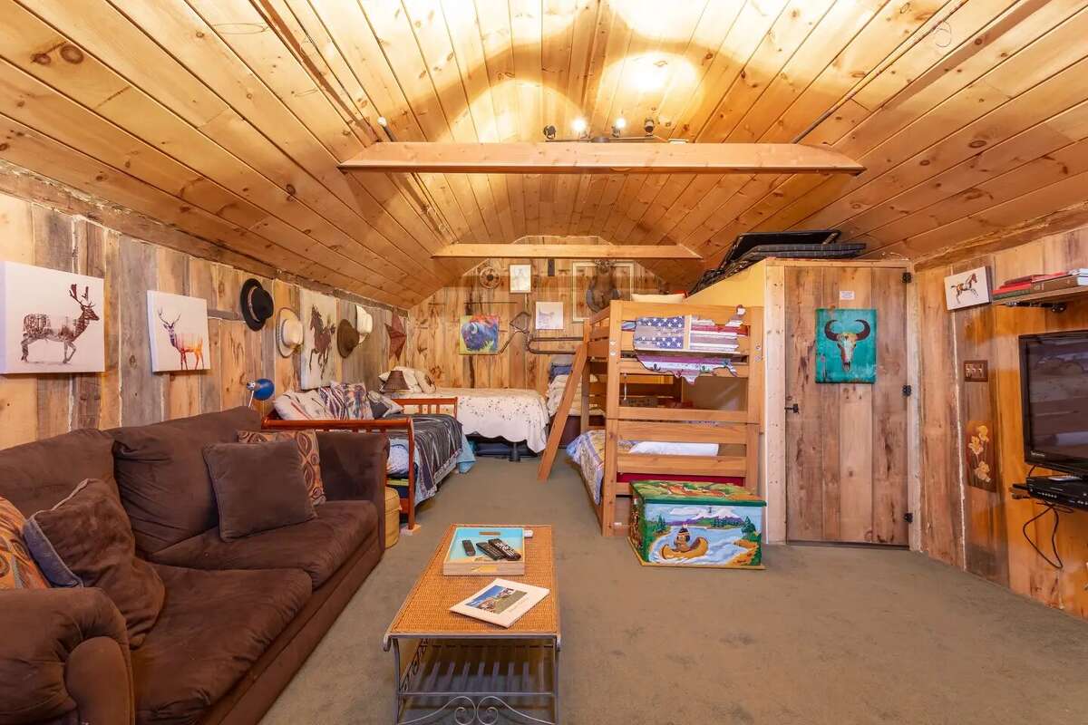 Bluebird Farm Barn Loft - Willington $30 a night/$31 a night on weekends Welcome to Bluebird Farm! The converted barn loft and garden gazebo is a perfect getaway spot. Escape to this 40-acre sanctuary that is suitable for travelers, artists or anyone looking to visit a working farm. View full listing on Airbnb