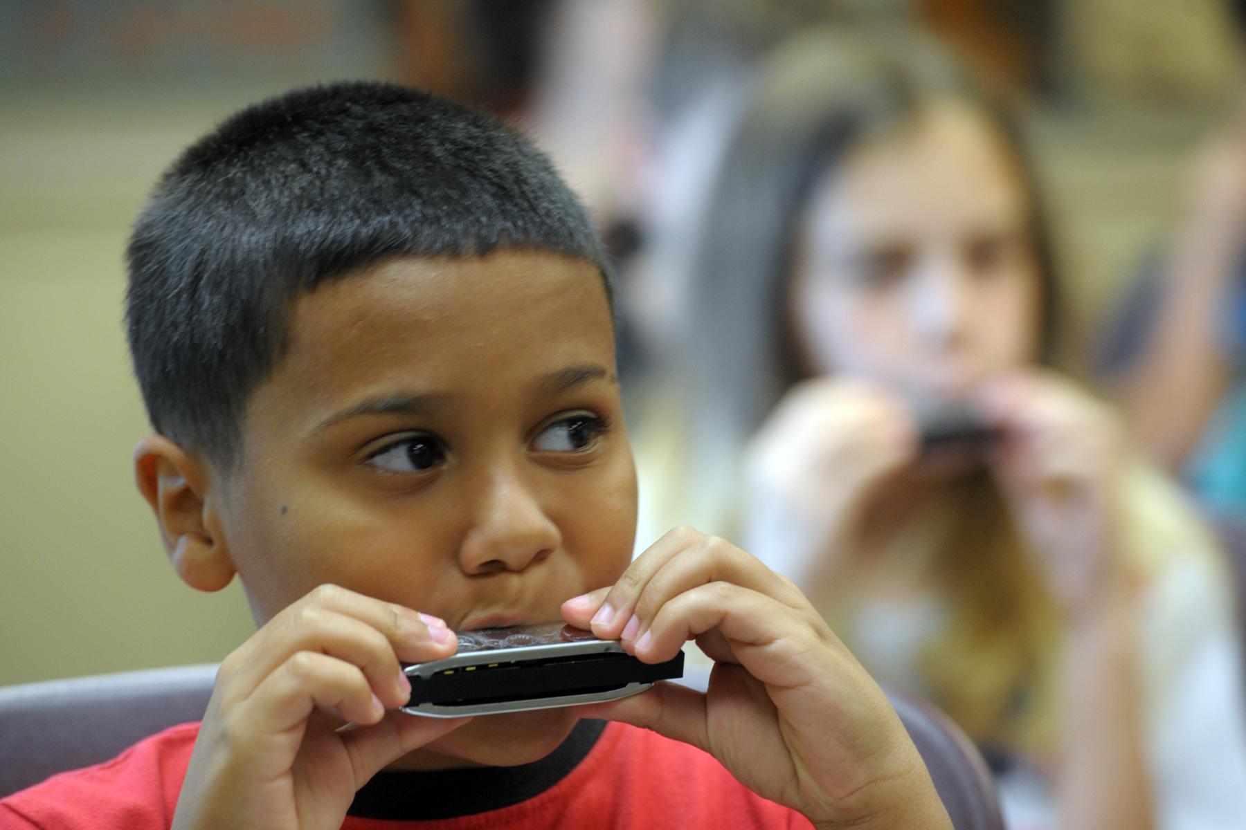 Kids create joyful noise with harmonicas at Monroe library