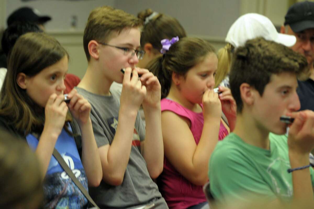Kids create joyful noise with harmonicas at Monroe library