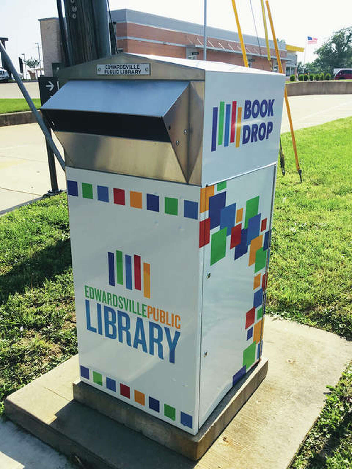 The Edwardsville Public Library’s Montclaire book drop features a new vinyl wrap imprinted with the library’s new logo. The library has five book drops located in the city of Edwardsville, making it more convenient for patrons to return material.