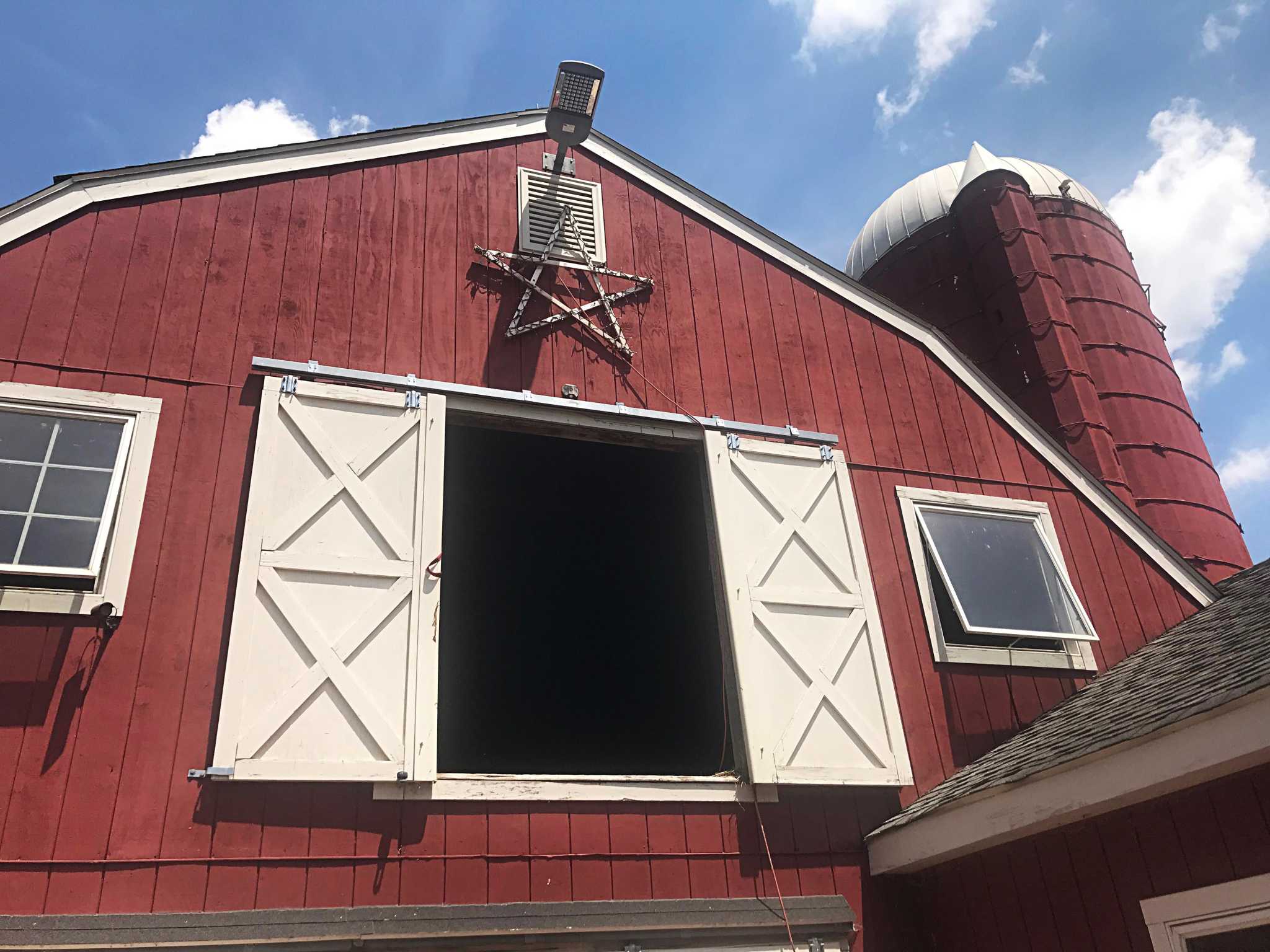 Murphy visits Durham’s Deerfield Farm as part of CT walking tour