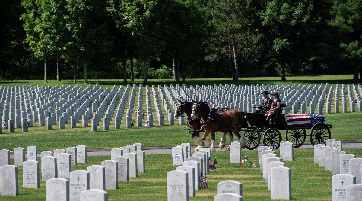 Clydesdales bring couple's remains to Saratoga National Cemetery