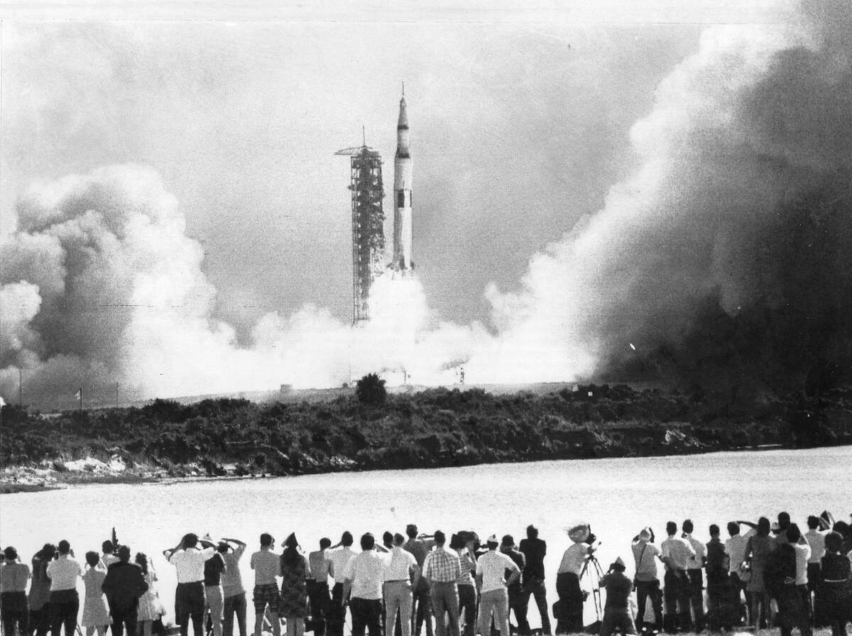 1969年7月16日，阿波罗11号从肯尼迪航天中心发射升空，首次将人类送上月球。合众国际社照片刊登于1969年7月17日，第1页