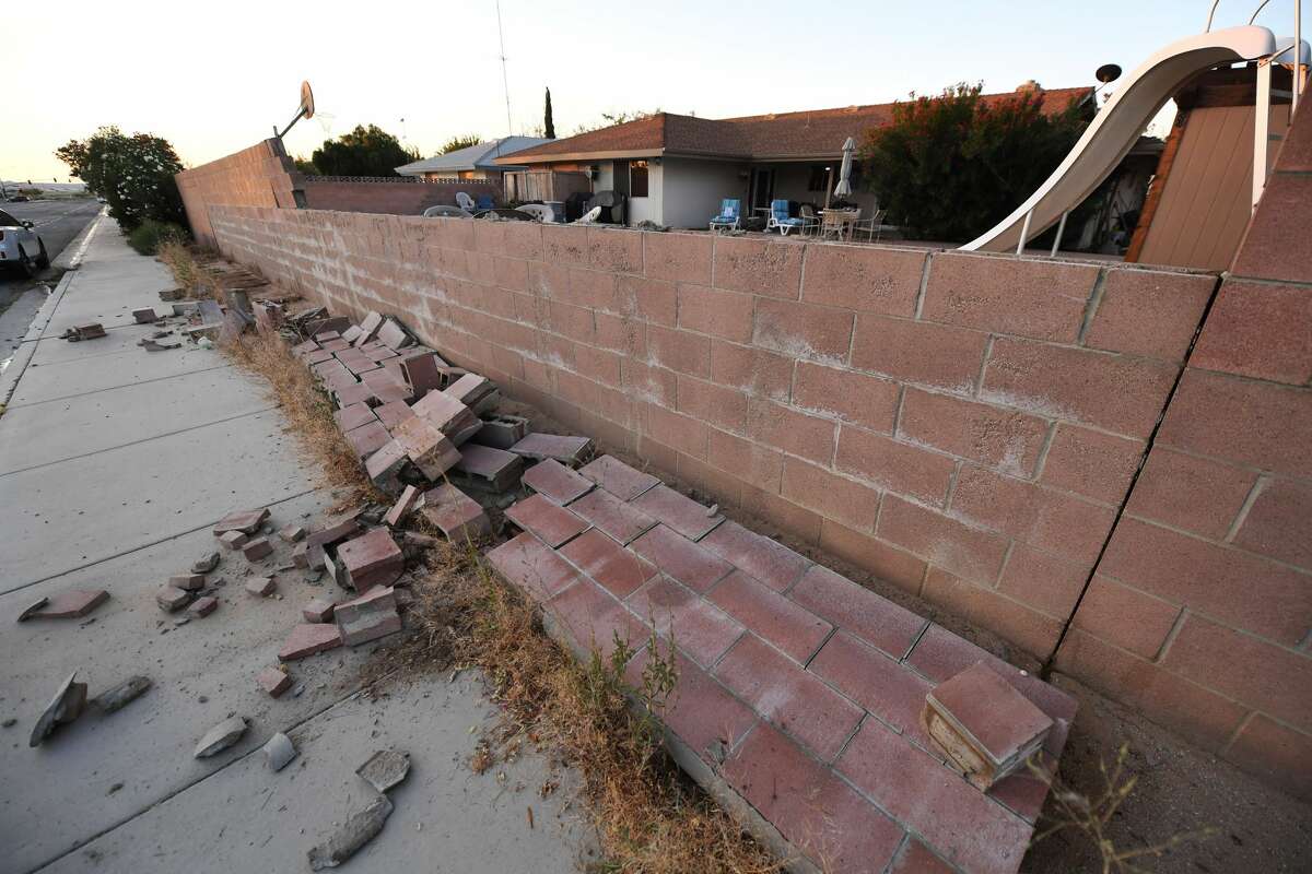 Crack left by Southern California earthquakes local attraction