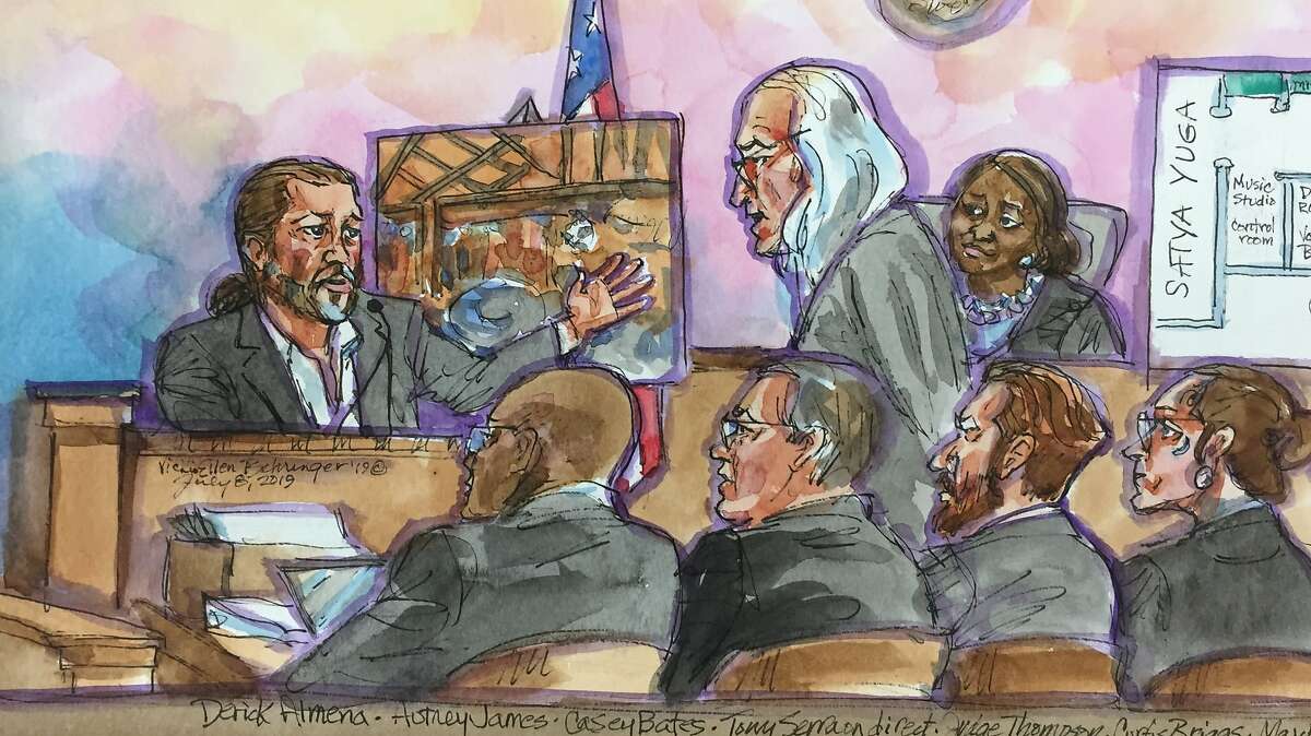7月8日，加利福尼亚州奥克兰市雷内戴维森法院，德里克·阿尔梅纳(左上)在法庭上回答辩护律师托尼·塞拉(中上)的问题，法官特里娜·汤普森(右上)在旁听。