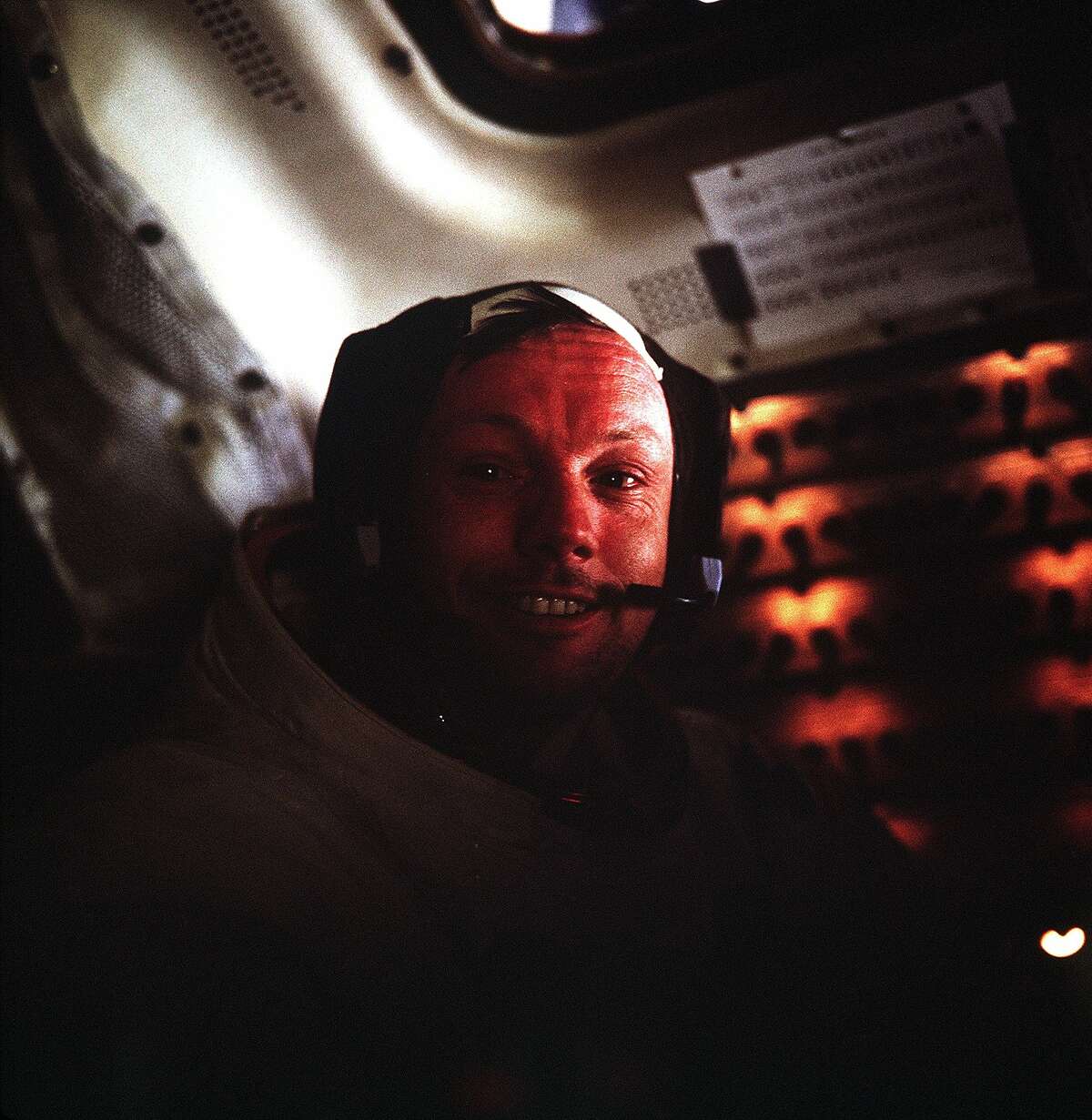 (1969年7月20日)——这张照片是阿波罗11号指挥官宇航员尼尔·a·阿姆斯特朗在登月舱(登月舱)内拍摄的，当时登月舱停在月球表面。拍摄这张照片时，宇航员阿姆斯特朗和登月舱飞行员小埃德温·e·奥尔德林已经完成了他们历史性的舱外活动(EVA)。当阿姆斯特朗和奥尔德林探索月球表面时，指令舱飞行员、宇航员迈克尔·柯林斯(Michael Collins)留在了月球轨道上的指令和服务舱(CSM)。