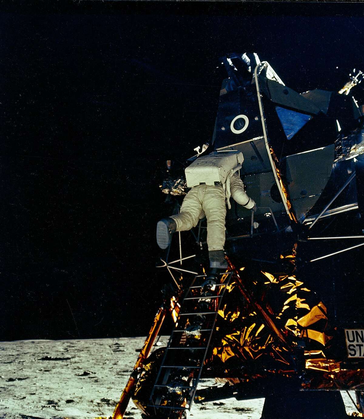 阿波罗11号宇航员小埃德温·奥尔德林离开月球登月舱。