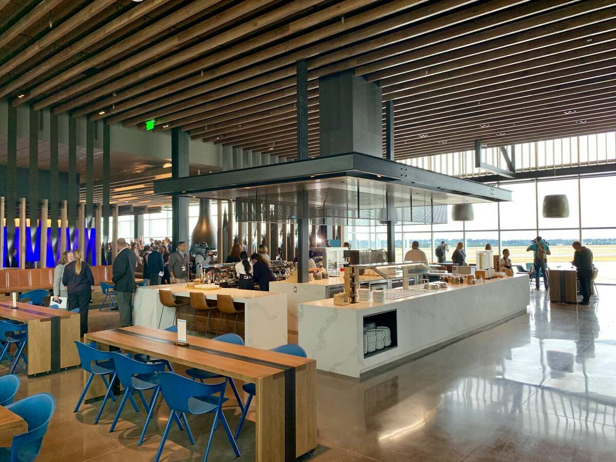 Alaska Airlines' largest lounge opens in Seattle [PHOTOS]