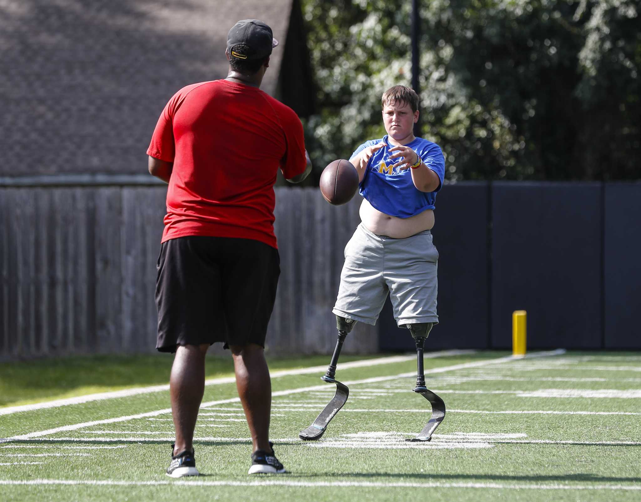 Fazed by nothing, 14-year-old QB plays with prosthetic legs