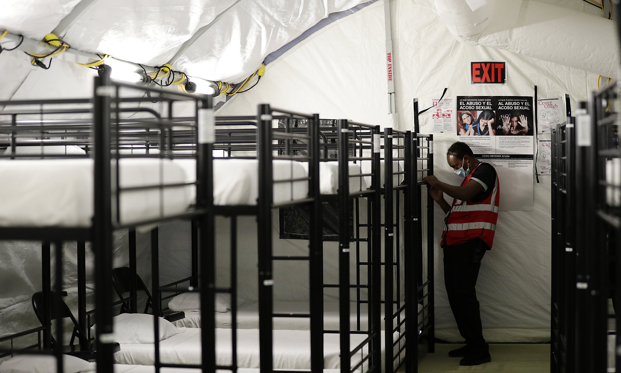ICE has no clear plan to vaccinate thousands of detainees - Vimarsana News