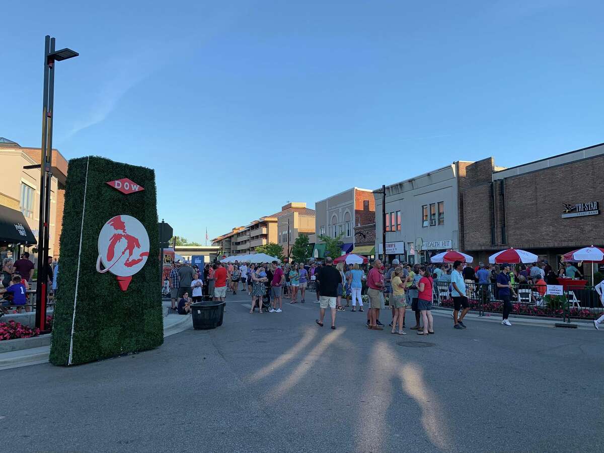 Crowds gather in downtown Midland to sample food and drinks from several establishments from across the city during the Eat Great Food Festival on July 14, 2019. (Mitchell Kukulka/Mitchell.Kukulka@mdn.net)