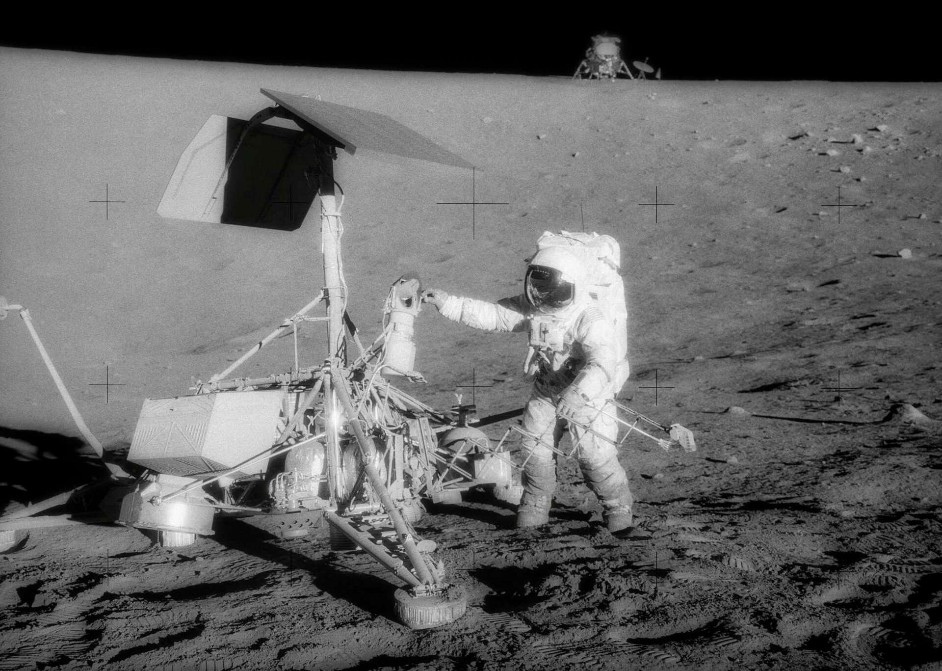 Speedmaster Professional Apollo-Soyuz 35th Anniversary 311.30.42.30.99 –  Stories of time, image size:1920x1367