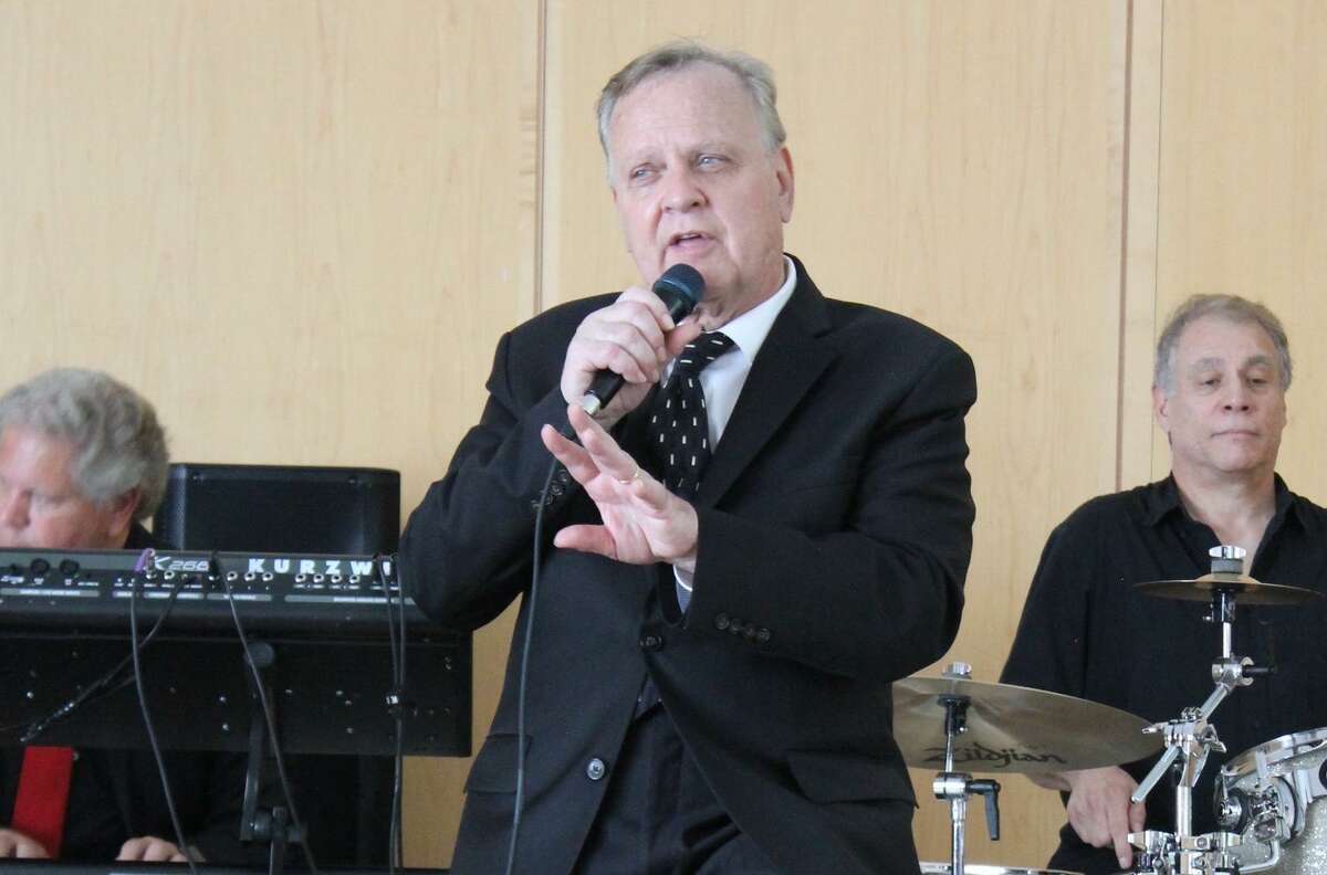 Steve Kazlauskas performs his Echoes of Sinatra on Thursday, July 25, from 5 to 6:30 p.m., at Wilton Library.