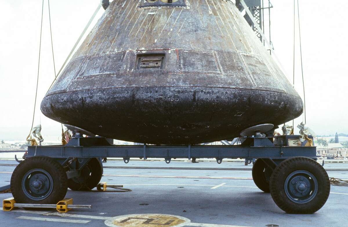 阿波罗11号指挥舱哥伦比亚号上看到了大黄蜂从太平洋经济复苏后7月24日,1969年。