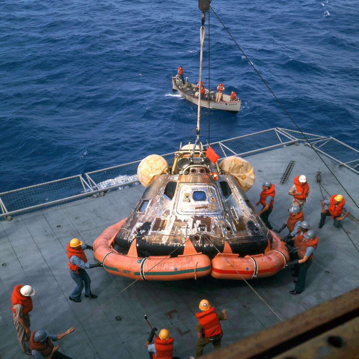 阿波罗11号指挥舱,哥伦比亚,悬挂在大黄蜂号航空母舰在太平洋地区复苏,夏威夷西南约812海里,7月24日,1969年。