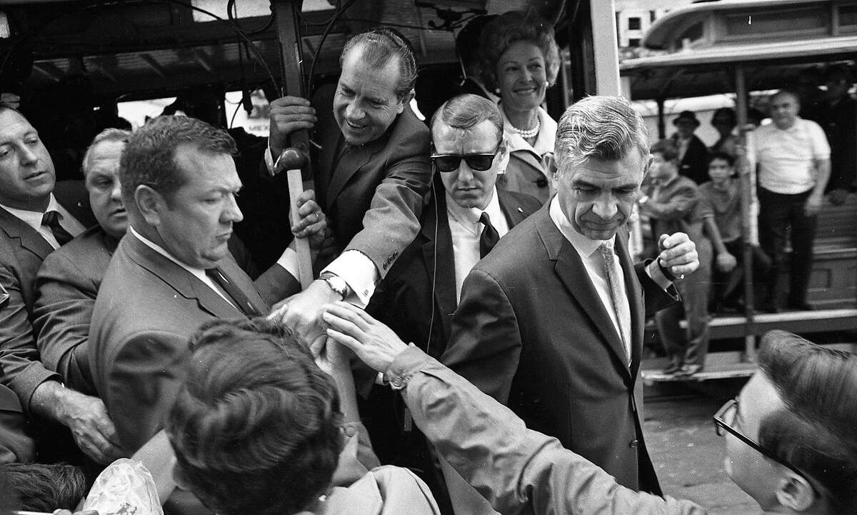 1969年7月23日，理查德·尼克松总统访问旧金山并住在圣弗朗西斯酒店。他和妻子帕特·尼克松登上缆车。