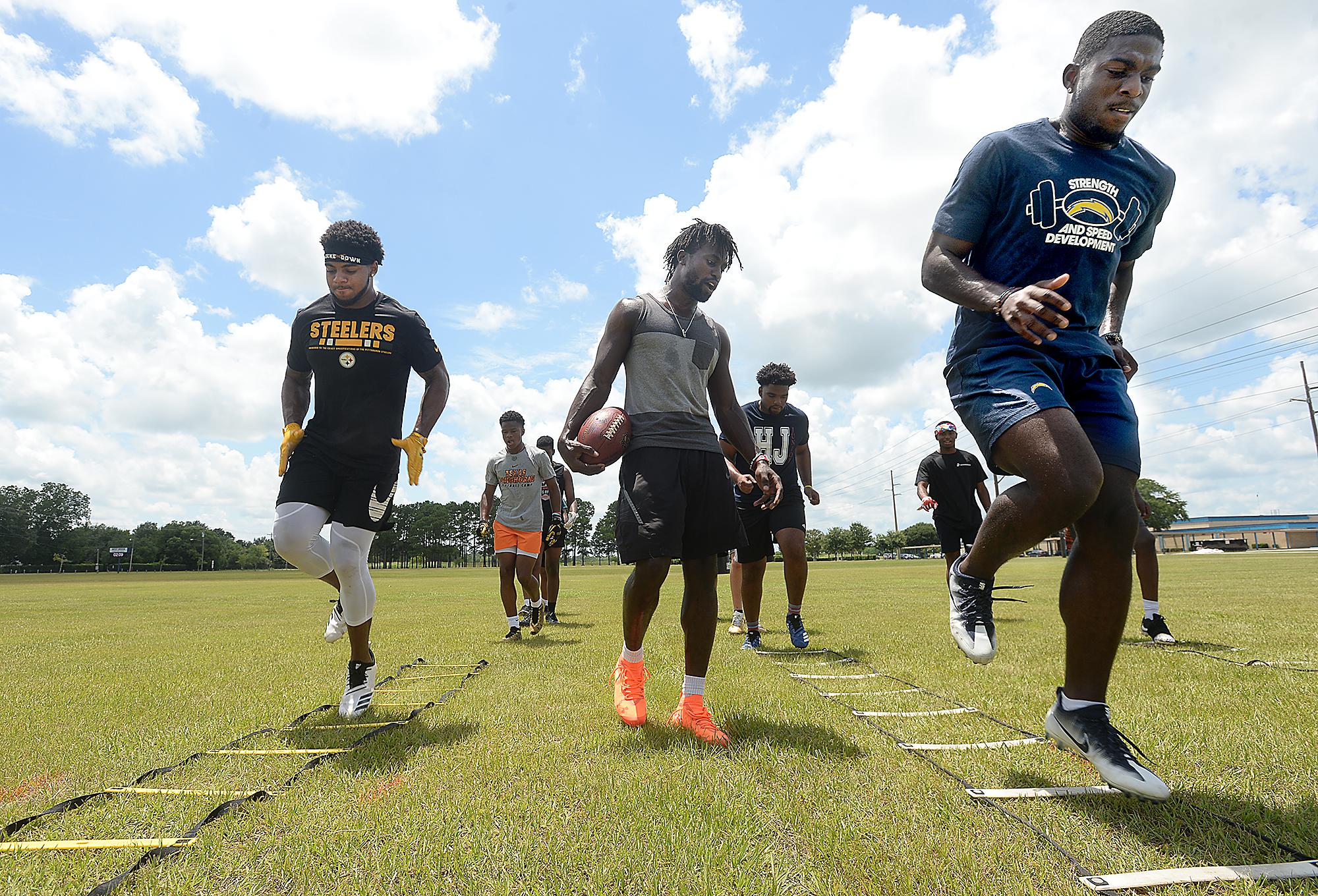 Denver Broncos player P.J. Locke to host youth camp in Beaumont