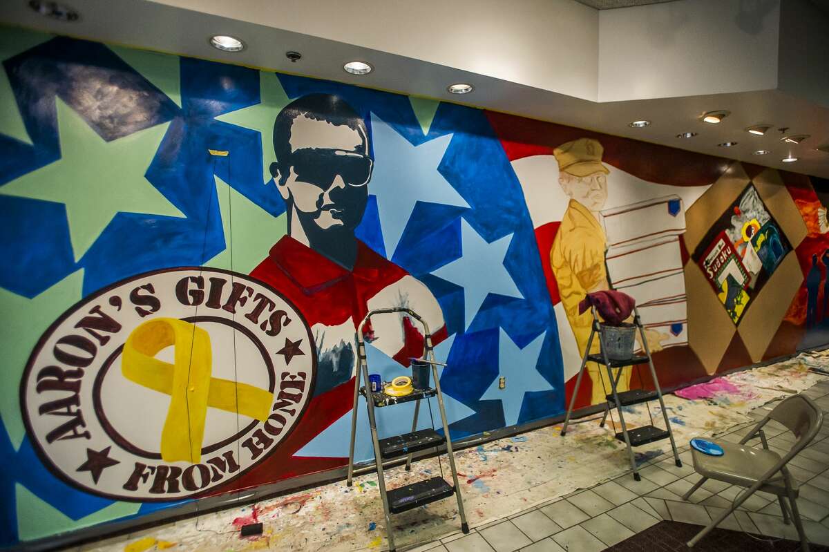 Mark Piotrowski continues to work on a mural inside Aaron's Gifts from Home at the Midland Mall on Tuesday, July 16, 2019. (Katy Kildee/kkildee@mdn.net)